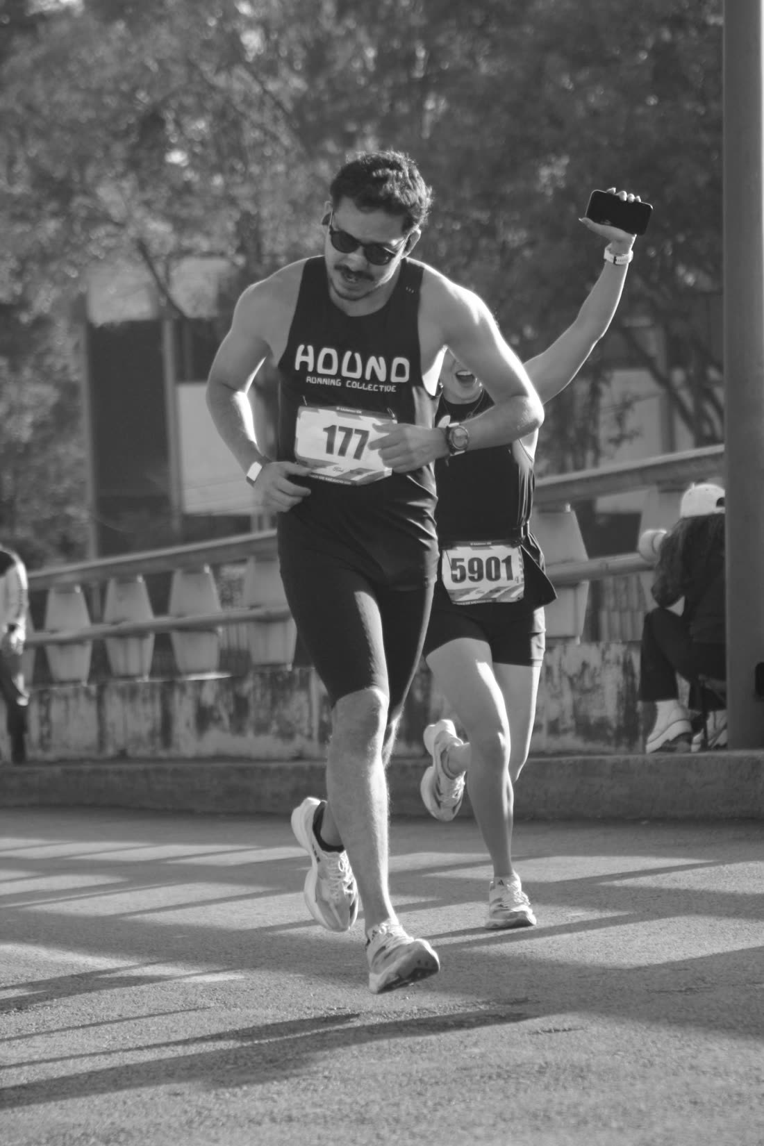 León Morales corriendo en competencia